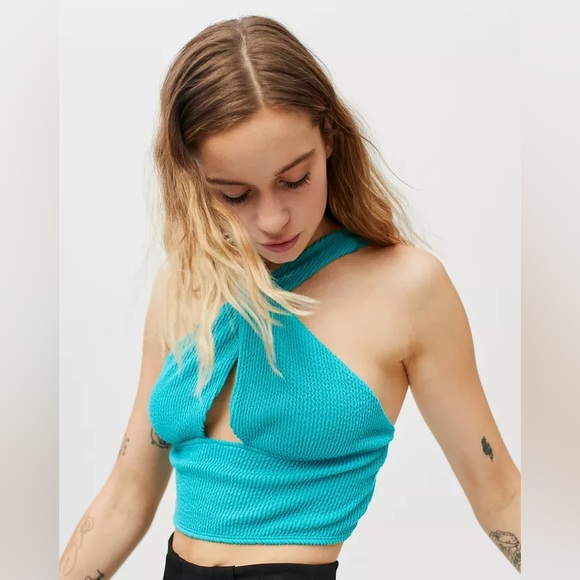 UO Heatwave Crisscross Cropped Halter Top - Picture 2 of 5